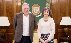 La consejera Rebeca Esnaola y el alcalde de Pamplona Joseba Asiron abordan la colaboración institucional en cultura, deporte y turismo